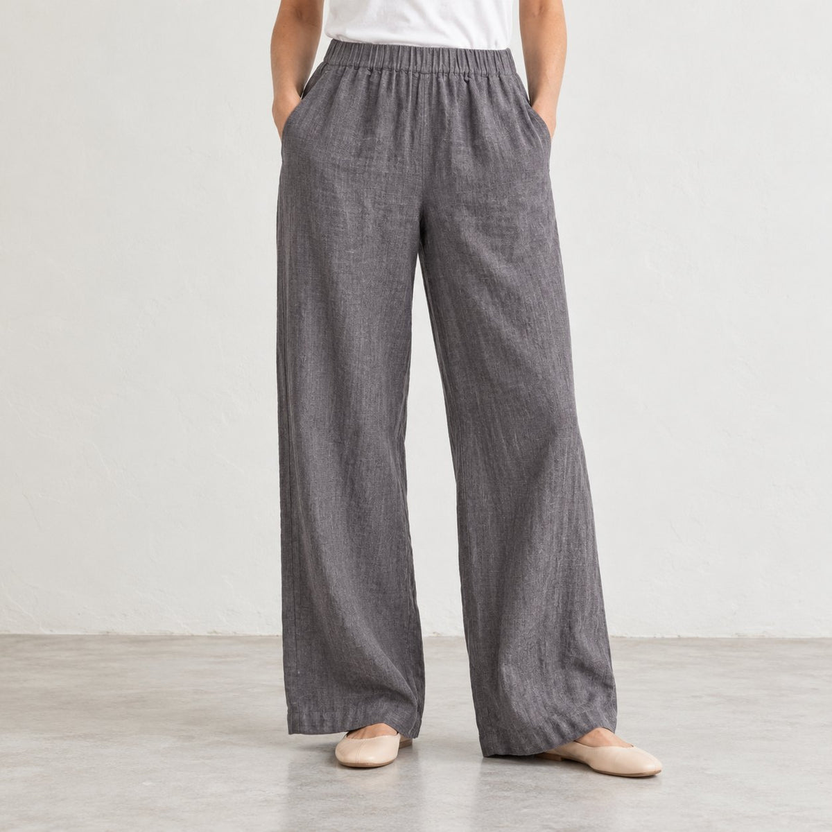 The Wide-Leg Linen Trouser in Graphite Gray