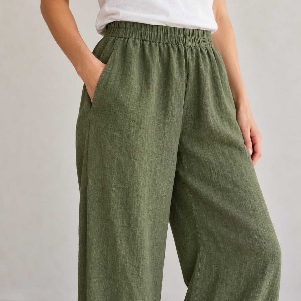 The Wide-Leg Linen Trouser in Green Moss, detail view