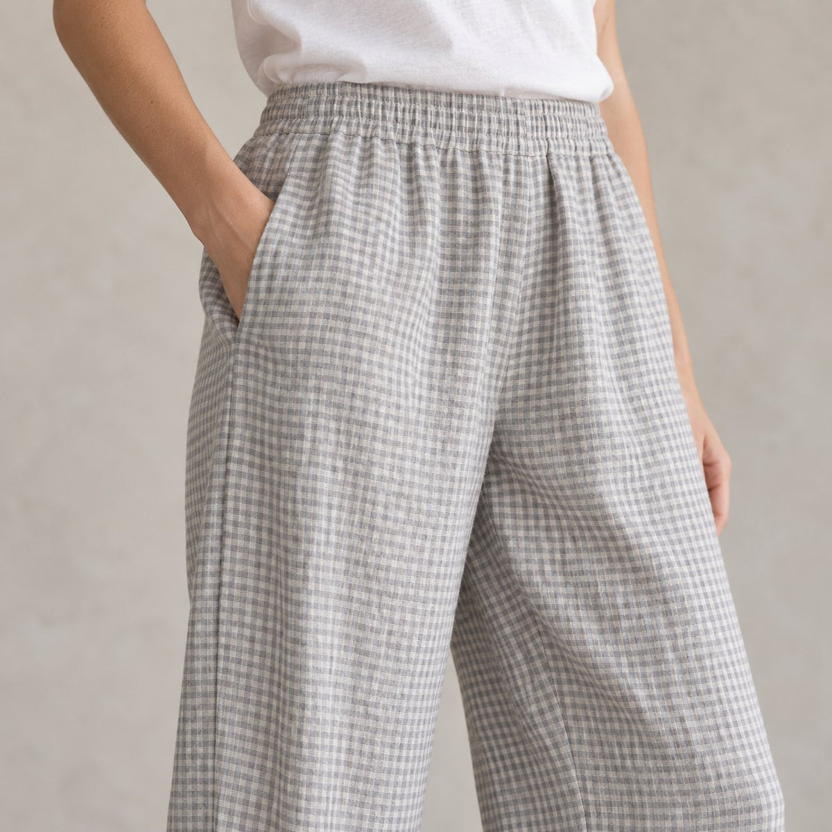 The Wide-Leg Linen Trouser in Small Gray Checks, detail view